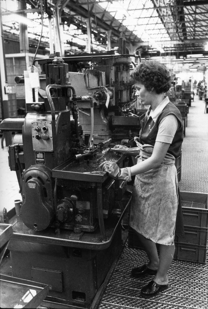 Travailleuses de la FN sur une machine (CARHOP, fonds La Cit&eacute;).